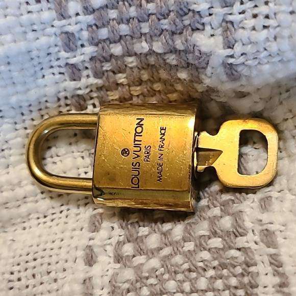 Louis Vuitton #303 lock and key - Picture 2 of 4